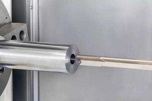 深孔加工利器 浅谈深孔枪钻技术的原理、优势与应用