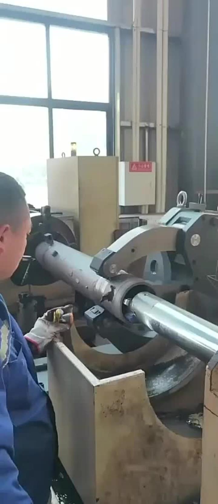 深孔加工的利器 液压中心架的卓越性能